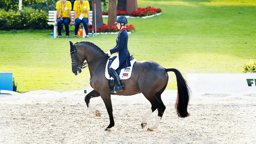 Seht her! Die britische Seriensiegerin Charlotte Dujardin ist eine Meisterin des Dressur-Vierecks.