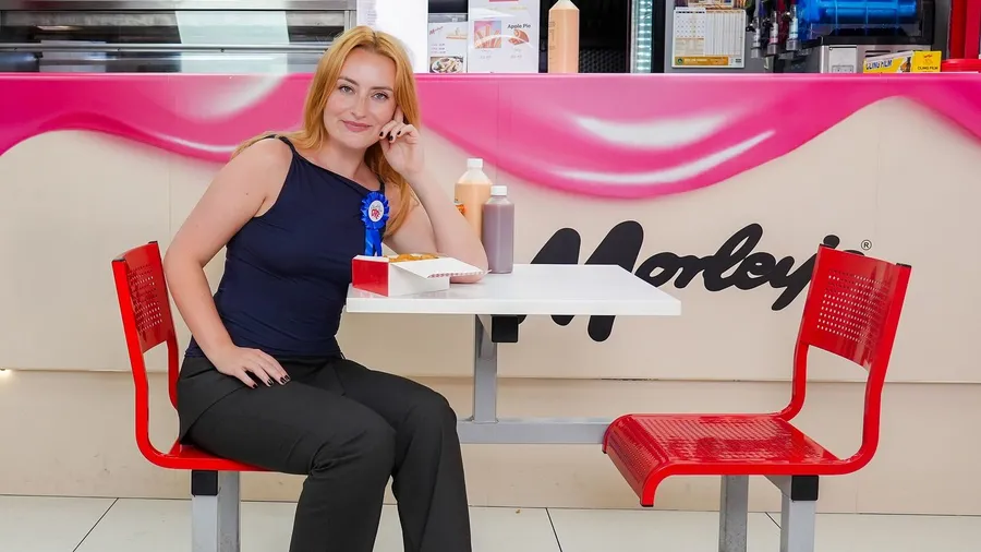 Amelia Dimoldenberg traf mehr als zehn Jahre Prominente auf ein „Date“ in einem „Chicken Shop“ in London.