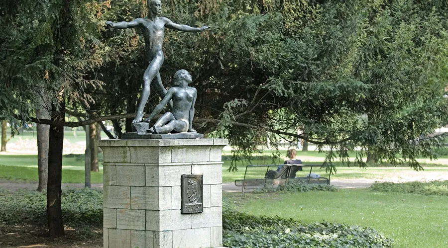 Jüngling und Mädchen in Bronze: Das Denkmal für Heinrich Heine kommt an seinen ursprünglichen Platz in der Friedberger Anlage.