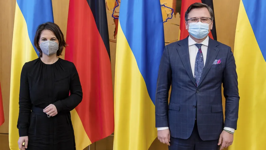 Außenministerin Annalena Baerbock (Grüne) mit ihrem ukrainischen Amtskollegen Dmytro Kuleba am Montag in Kiew