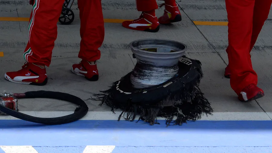 Not verbindet: Nach den Reifenschäden von Silverstone sind sich nun alle Teams weitgehend einig