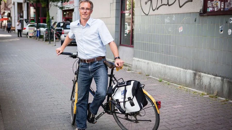 Hat noch einige Kilometer vor sich: Joachim Hochstein, der Leiter des Radfahrbüros, überprüft jetzt alle Radwege in Frankfurt.