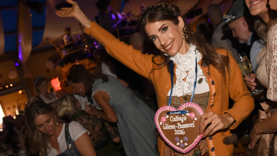 Ganz ordnungsgemäß beantragte Cathy Hummels vorab eine Influencer-Lizenz für ihren Besuch auf der Wiesn.