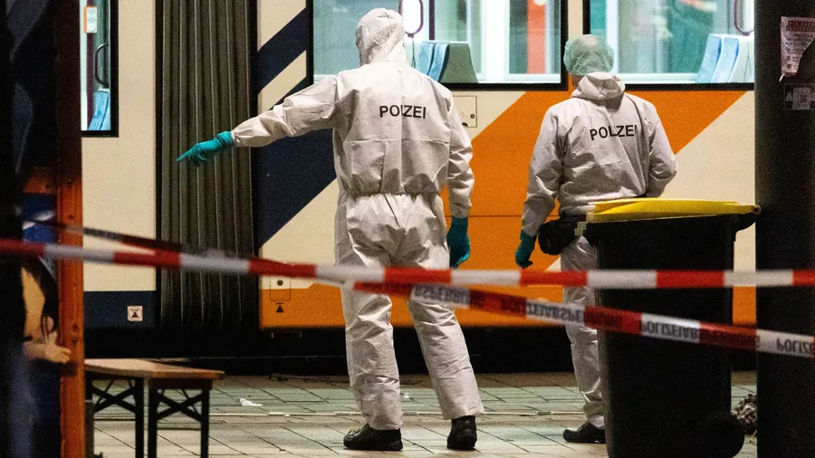 Nach der Tat: Die Spurensicherung arbeitet am Montagabend nahe dem Paradeplatz von Mannheim.