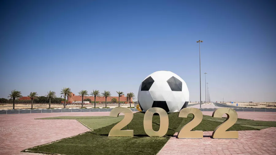 Die Verkehrsinsel der Hafenstadt Al Ruwais weist auf die anstehende WM in Qatar hin.