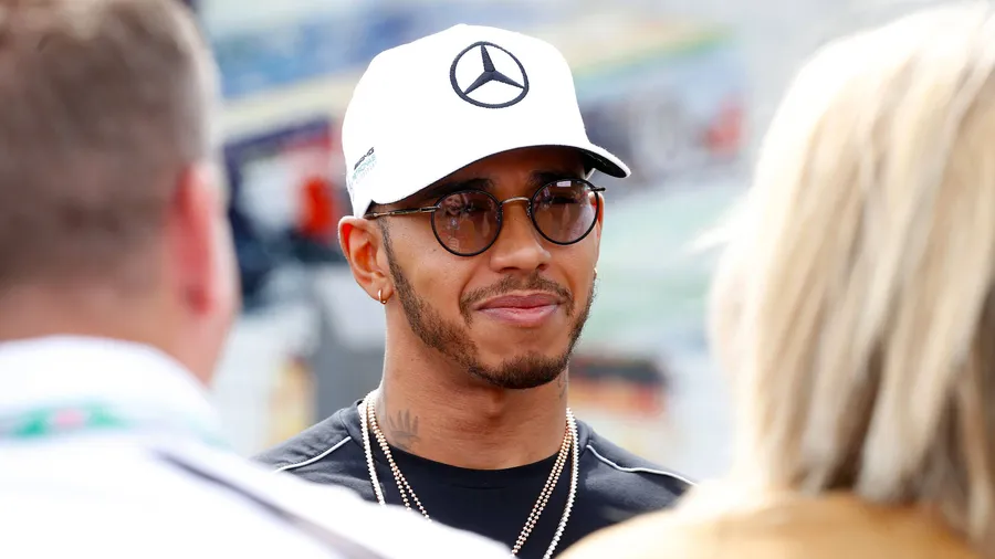 Lewis Hamilton steht gerne im Mittelpunkt. Geliebt wird er dennoch nicht von allen.
