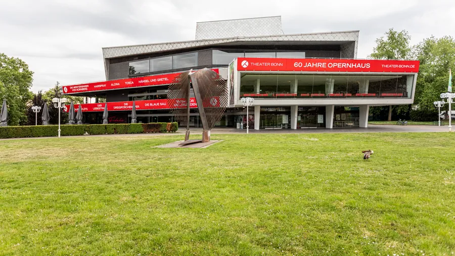 Stillstand in Bonn: Das alte Opernhaus am Rheinufer soll abgerissen werden. Aber für den geplanten Neubau reicht offenbar das Geld nicht mehr.