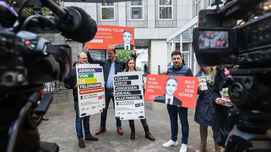 Vor dem Eingang zum Landgericht Frankfurt wird gegen Oberbürgermeister Peter Feldmann, der von Dienstag an sich vor Gericht verantworten muss, protestiert.
