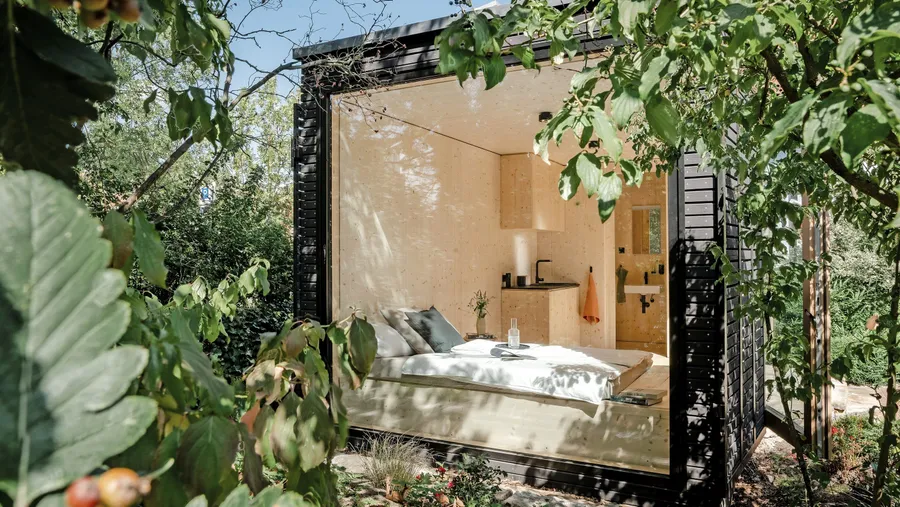 Blick ins Grüne: Ein Tiny House lässt sich gut im Garten aufstellen.