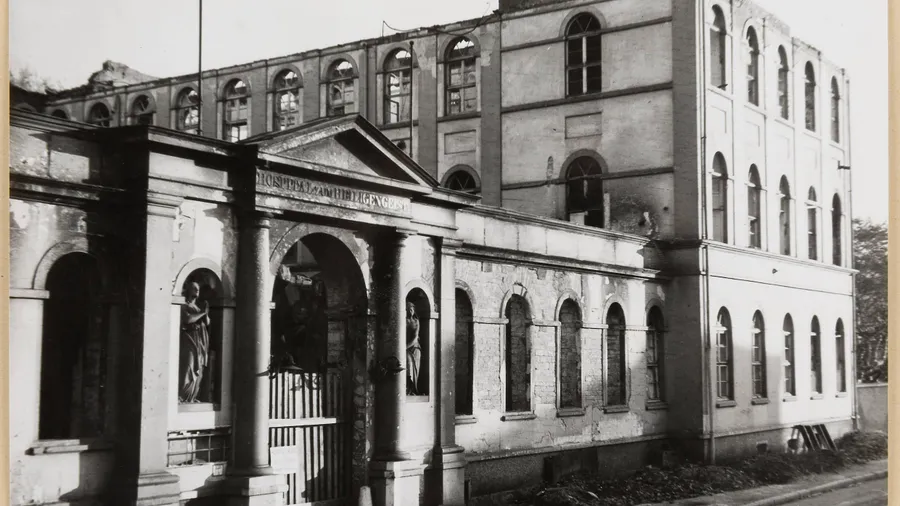 Ausgebrannt: Ruine des Hospitals an der Langen Straße nach dem Zweiten Weltkrieg.