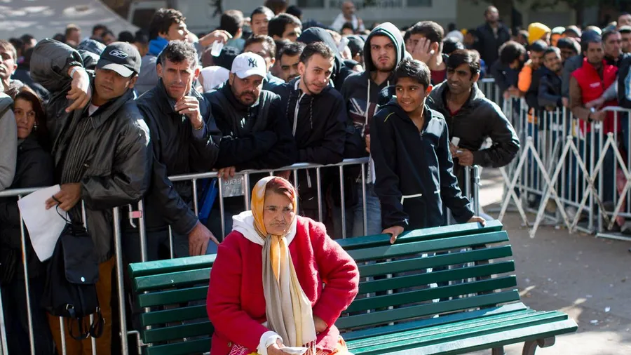 Flüchtlinge warten in Berlin auf ihre Registrierung. Danach geht es direkt weiter zur Arbeitsagentur.