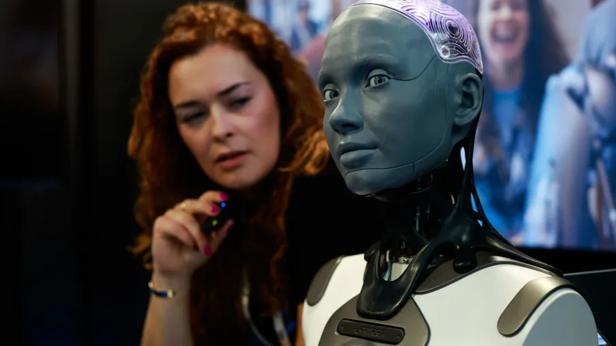 Ameca, ein mit KI-betriebener Roboter auf der London Tech Week 2025.