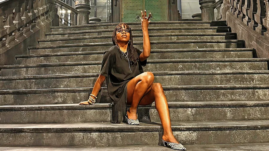 Die französische Tänzerin und Choreographin Josépha Madoki auf den Stufen der Bühne von „Roméo et Juliette“ im Teatro Real in Madrid