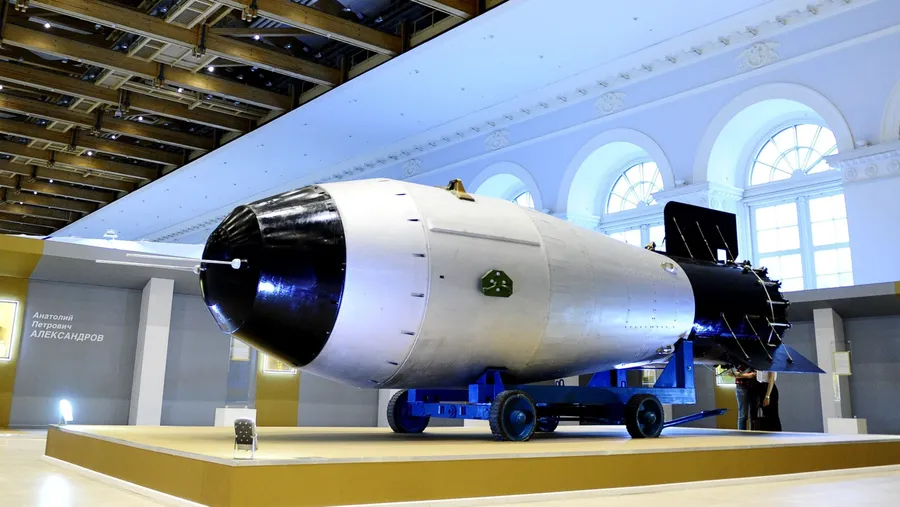 Die sowjetische Wasserstoffbombe AN602, bekannt als Zar-Bombe und größte jemals gezündete thermonukleare Bombe.