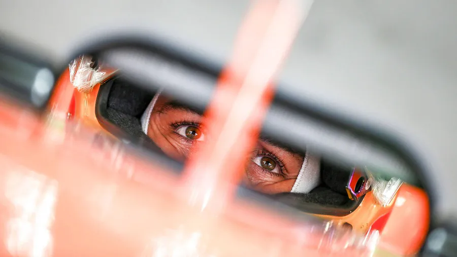 Ab durch die Mitte: Fernando Alonso macht einen Abstecher abseits der Formel 1.