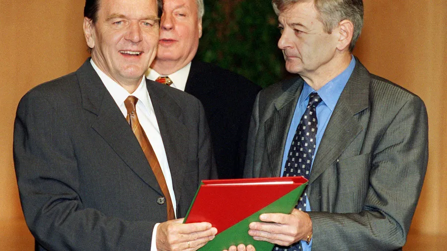Gilt heute als Ära der Machos: die Regierungszeit von Schröder (l.) und Fischer, hier bei der Unterzeichnung des rot-grünen Koalitionsvertrages im Oktober 1998. In der Mitte: Oskar Lafontaine, kurze Zeit SPD-Finanzminister, später Mitgründer der Partei Die Linke.