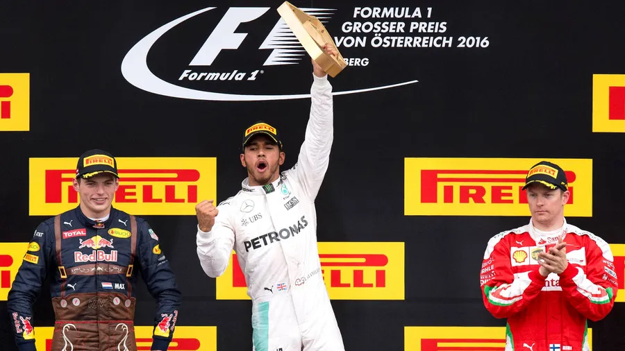 Sieg in der Schlussrunde: Lewis Hamiltons Freude ist umso größer, weil Konkurrent und Stallgefährte Rosberg auf dem Podium fehlt