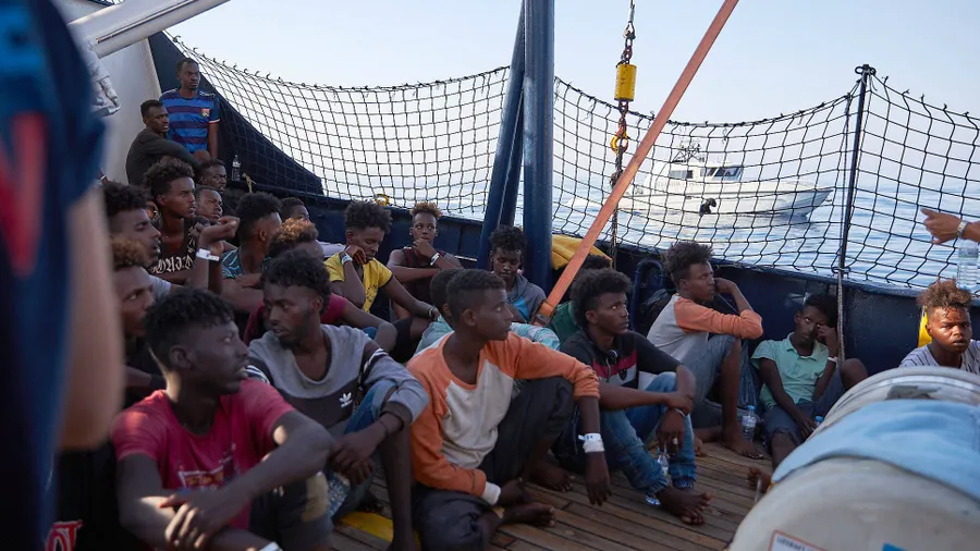 Flüchtlinge an Bord des deutschen Rettungsschiffs „Alan Kurdi“