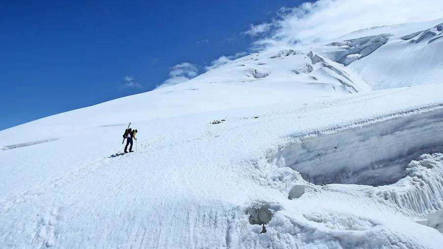 Ohne Partner: Der Bergsteiger Benedikt Böhm allein auf dem Schneefeld