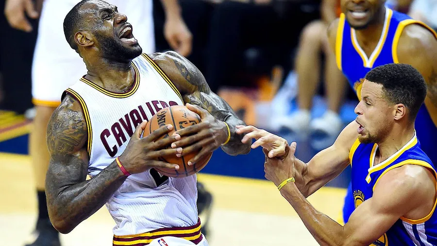 Kräftiger Flügelspieler gegen schnellen Spielmacher: James gegen Curry (r.)
