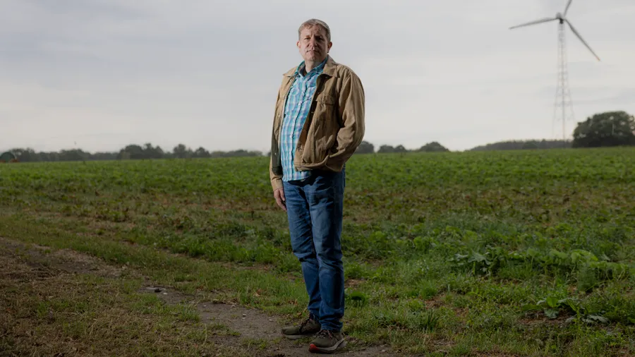 Besorgt und trotzdem positiv gestimmt: Berufskraftfahrer Rainer Thöle auf einem Feld bei Vechta