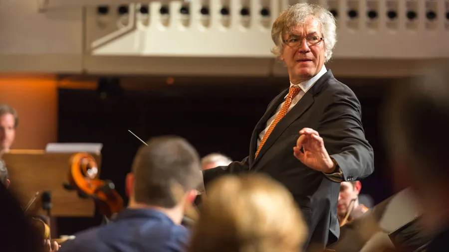 Gastdirigent: Klaus Albert Bauer leitet das Orchester des Abends.
