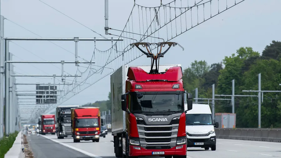 Stromer: Ein Hybrid-Laster nutzt den sogenannten E-Highway nahe Darmstadt