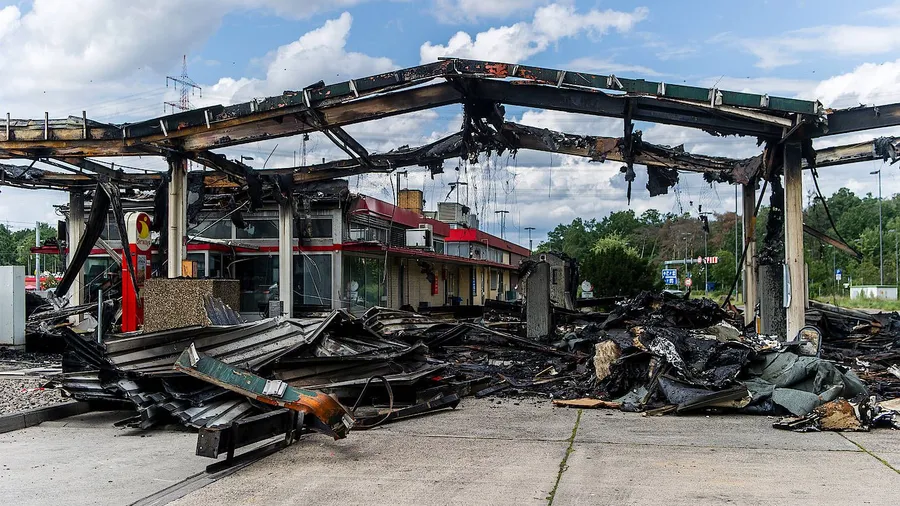 Zerstört: Das Dach der Tankstelle an der Rastanlage Gräfenhausen wurde nach dem Brand schon abgetragen.