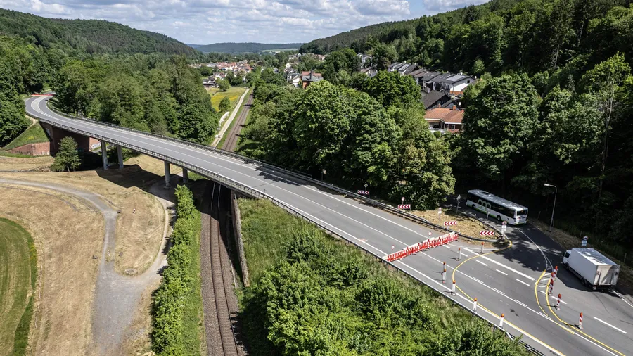 Gesperrt: die schadhafte Brücke der B45 bei Bad König, welche die Trasse der Odenwaldbahn und die Mümling überspannt.