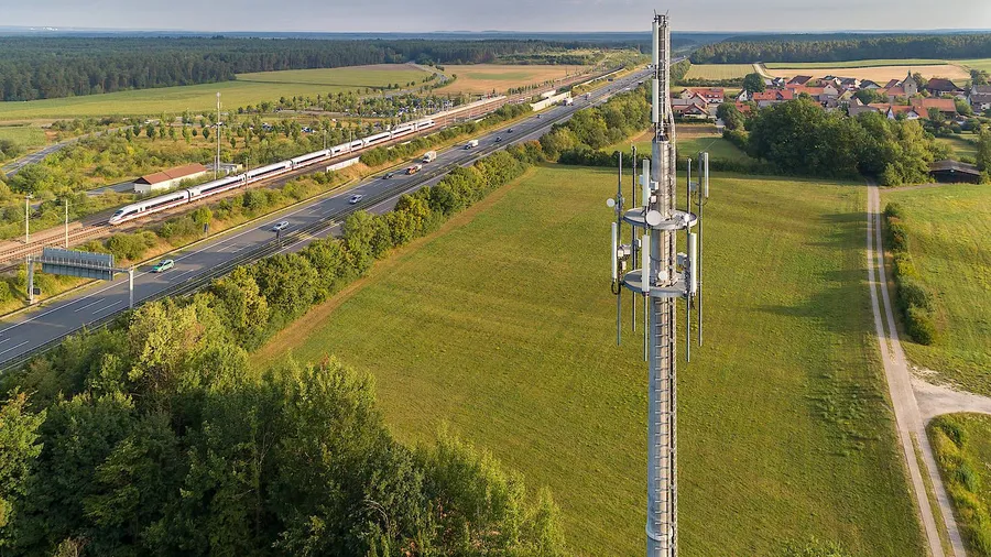 Ein 5G-Mast im Test an der A9 in Bayern.