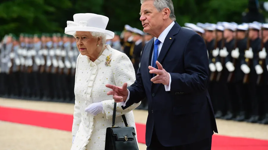 Willkommen in Berlin: Bundespräsident Joachim Gauck empfing die frühlingshaft gekleidete Königin Elisabeth II.