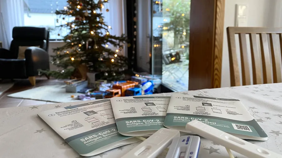 In diesem Jahr: Geschenke und Schnelltests liegen unter dem Weihnachtsbaum.