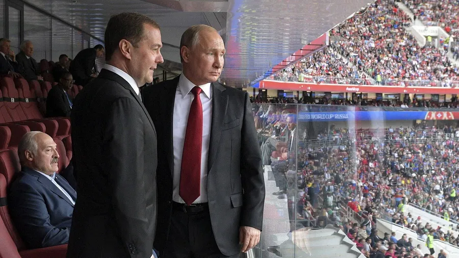 Dmitrij Medwedjew (links) und Wladimir Putin im Luschniki-Stadion beim Eröffnungsspiel der Fußball-WM.