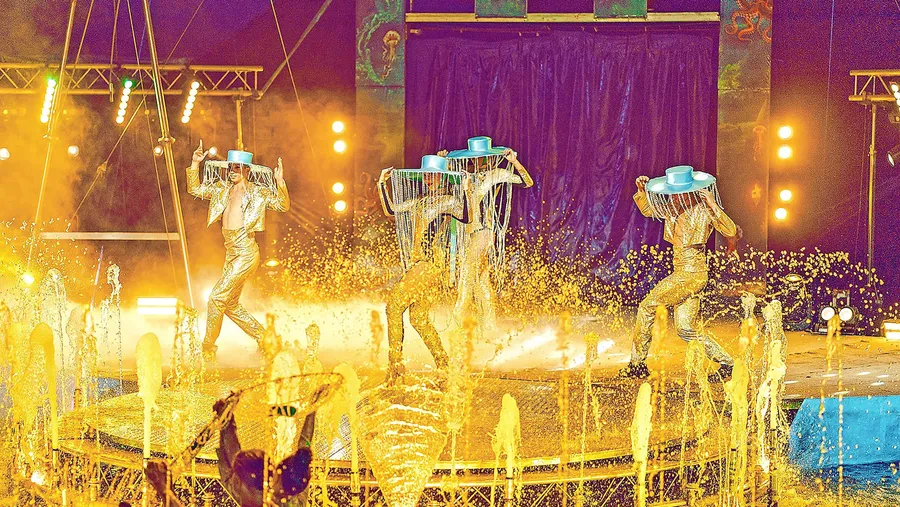 Nasse Angelegenheit: Zwischen sprudelnden Fontänen zeigen Artisten des ukrainischen Zirkus „Waterland“ Akrobatik und Tanz.
