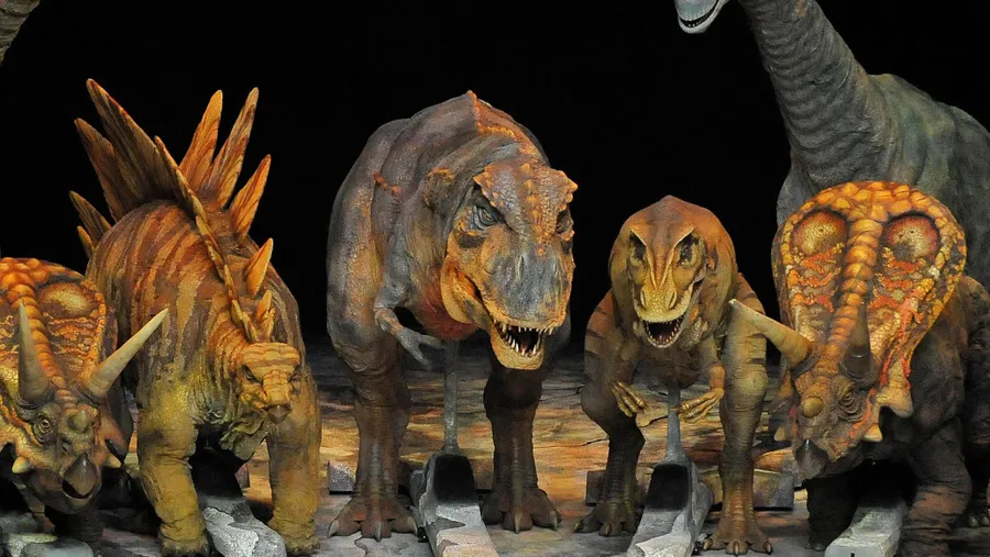 In Lebensgröße: Die Dinosaurier aus der australischen Urzeit-Show „Walking with Dinosaurs“ kommen bald auch in die Frankfurter Festhalle.