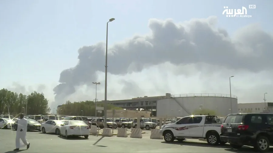 Rauchwolken steigen im saudischen Buqyaq auf. (Video-Standbild des Nachrichtensenders al-Arabiya)