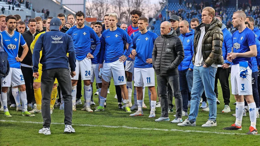 Standpauke: Das Team tritt zum Rapport beim Ultra-Sprecher an.