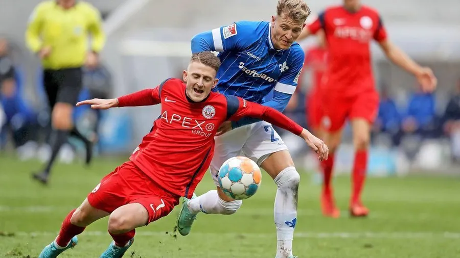 Harte Arbeit am Böllenfalltor: „Lilien“-Profi Skarke (rechts)