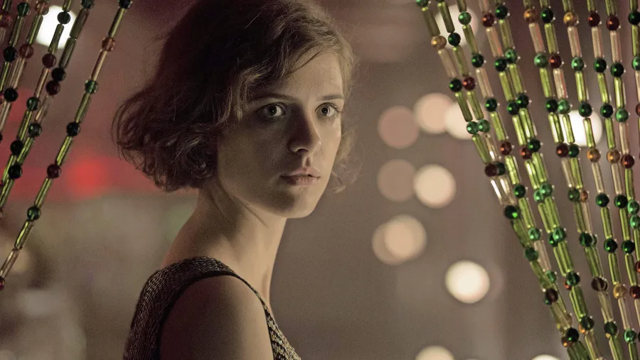 Küsse, Bisse, Risse: Liv Lisa Fries als Charlotte in der Kutscher-Verfilmung „Babylon Berlin“