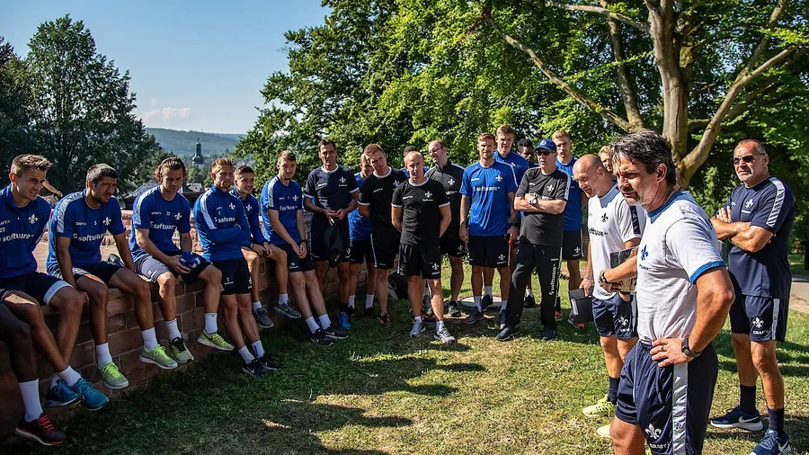 Teambuilding im Schwarzwald: Trainer Dirk Schuster (rechts) im Kreise der „Lilien“-Spieler