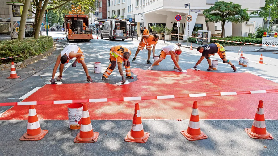 So fing es an mit der „Fahrradstadt“ Frankfurt: Markierungsarbeiten zugunsten der Radfahrer auf dem Oeder Weg im Sommer 2021.