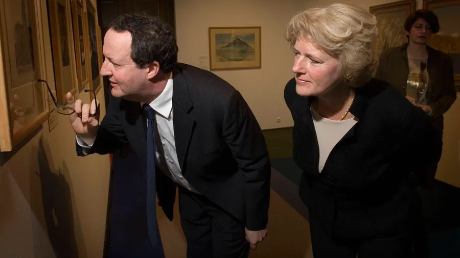 Zwei Leute, ein Blick: Museumsleiter Raphael Gross und Monika Grütters