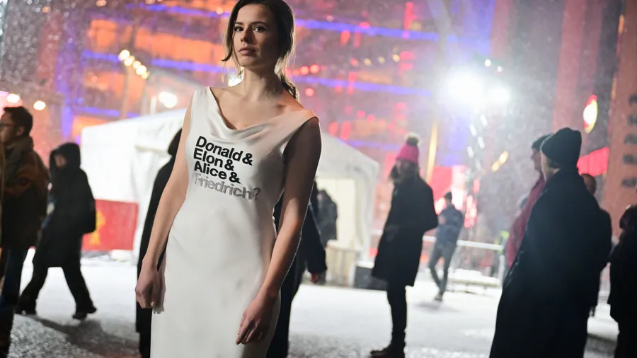 Bewusste Provokation: Aktivistin Luisa Neubauer auf dem Weg zur Berlinale-Eröffnung