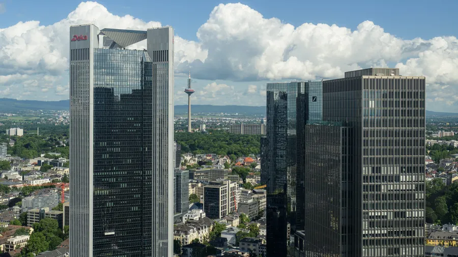 Braucht Mieter: Der Trianon-Turm (links) beherbergt in den oberen Stockwerken noch die Dekab-Bank.