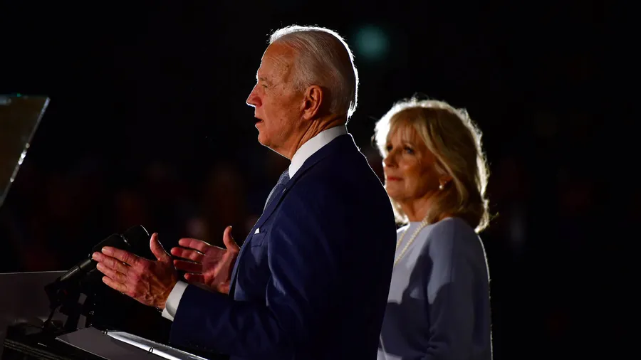 Joe Biden feierte sich am Dienstagabend ohne großes Publikum, aber dafür an symbolträchtigem Ort: Er trat mit seiner Frau Jill Biden im Verfassungsmuseum „National Constitution Center“ in Philadelphia vor die Presse.