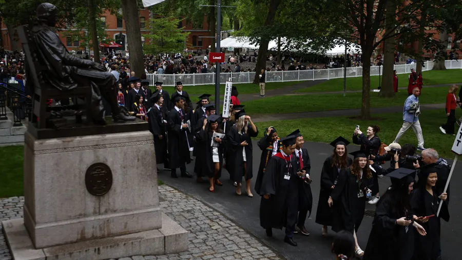 Abschluss in unsicheren Zeiten: Harvard-Absolventen feiern, doch der Einstieg ins Berufsleben wird durch KI zur Herausforderung.