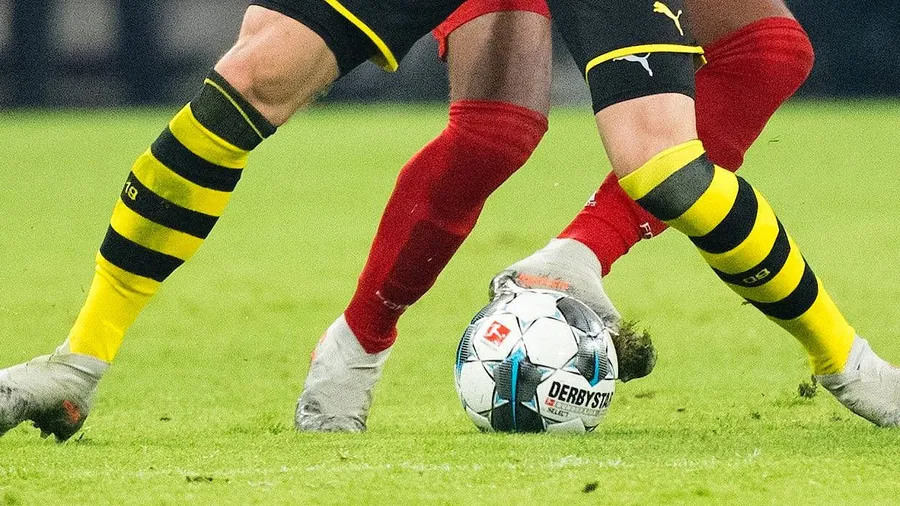 Treffen sich Bayern München und Borussia Dortmund schon bald auf dem Rasen wieder trotz der Corona-Krise?