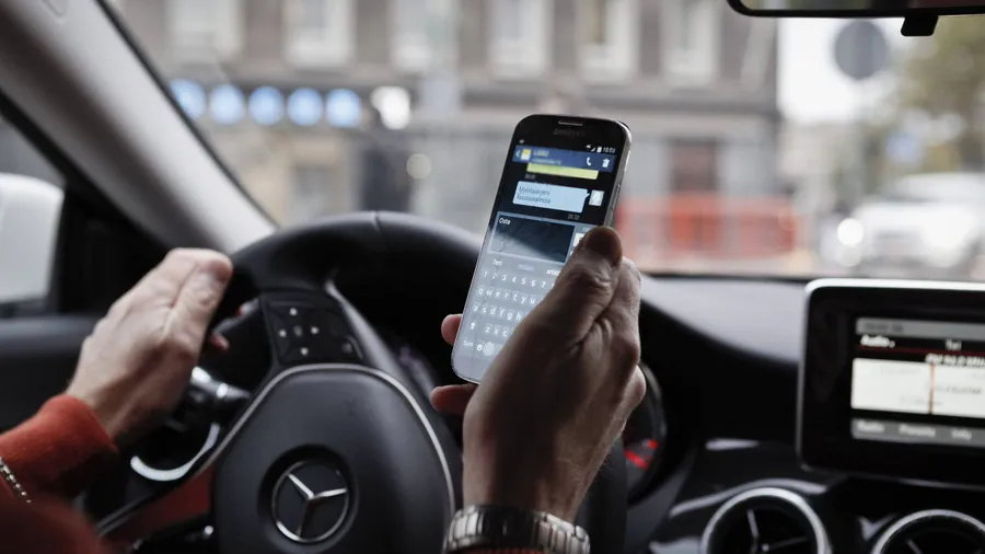 Tippfehler: Wer während der Fahrt ohne Freisprechanlage telefoniert oder gar Nachrichten schreibt, handelt grob fahrlässig.