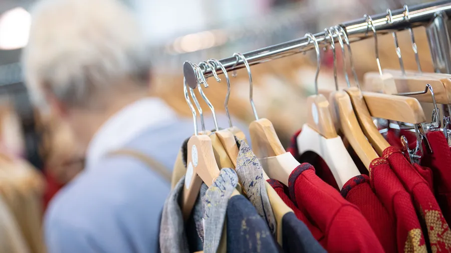 Schluss mit traditionellen Kleiderbügeln: Cortec setzt auf Recycling und Gras.