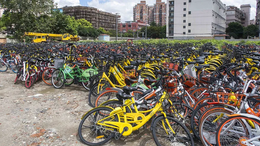 Kaum zu bremsen: Über 30.000 abgestellte Mietfahrräder auf einem Parkplatz in Shanghai (China).